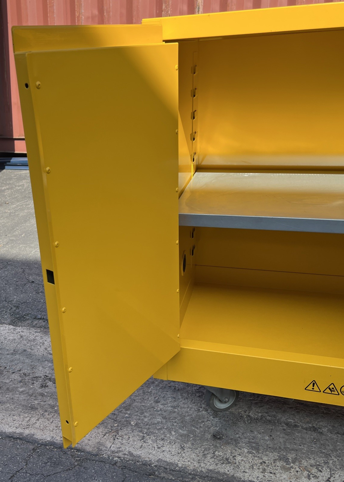 Edsal 22 gal Steel Freestanding Flammable Safety Storage Cabinet