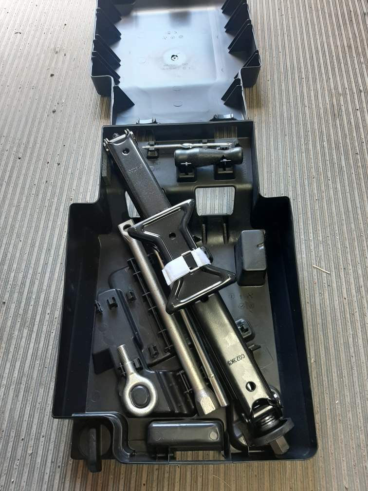 DODGE RAM PRO MASTER JACK AND TOOL KIT -  TAKEOUT UNIT