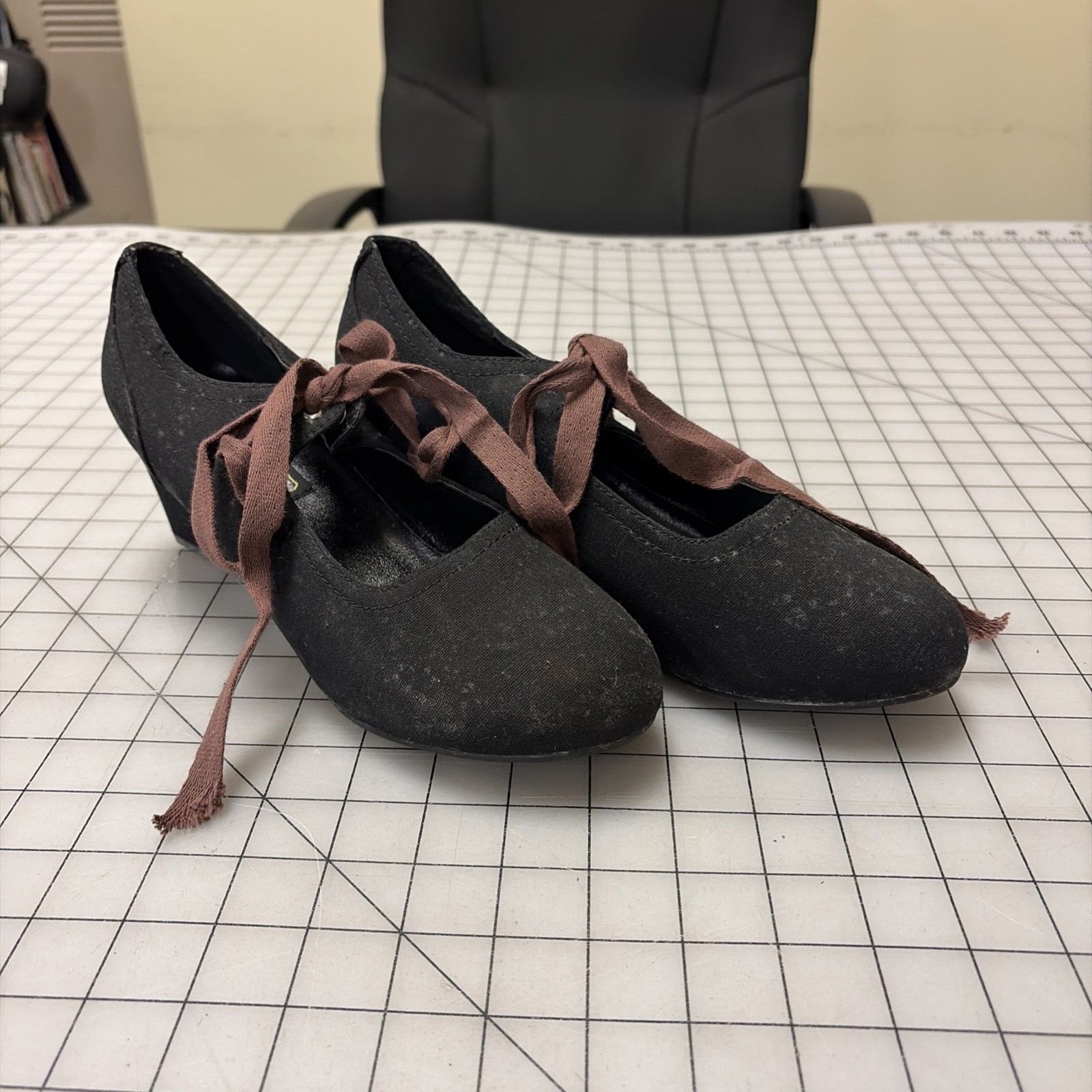 'Costume' style Women's Colonial era Shoes with tan tape ribbon, SZ 10 (W)