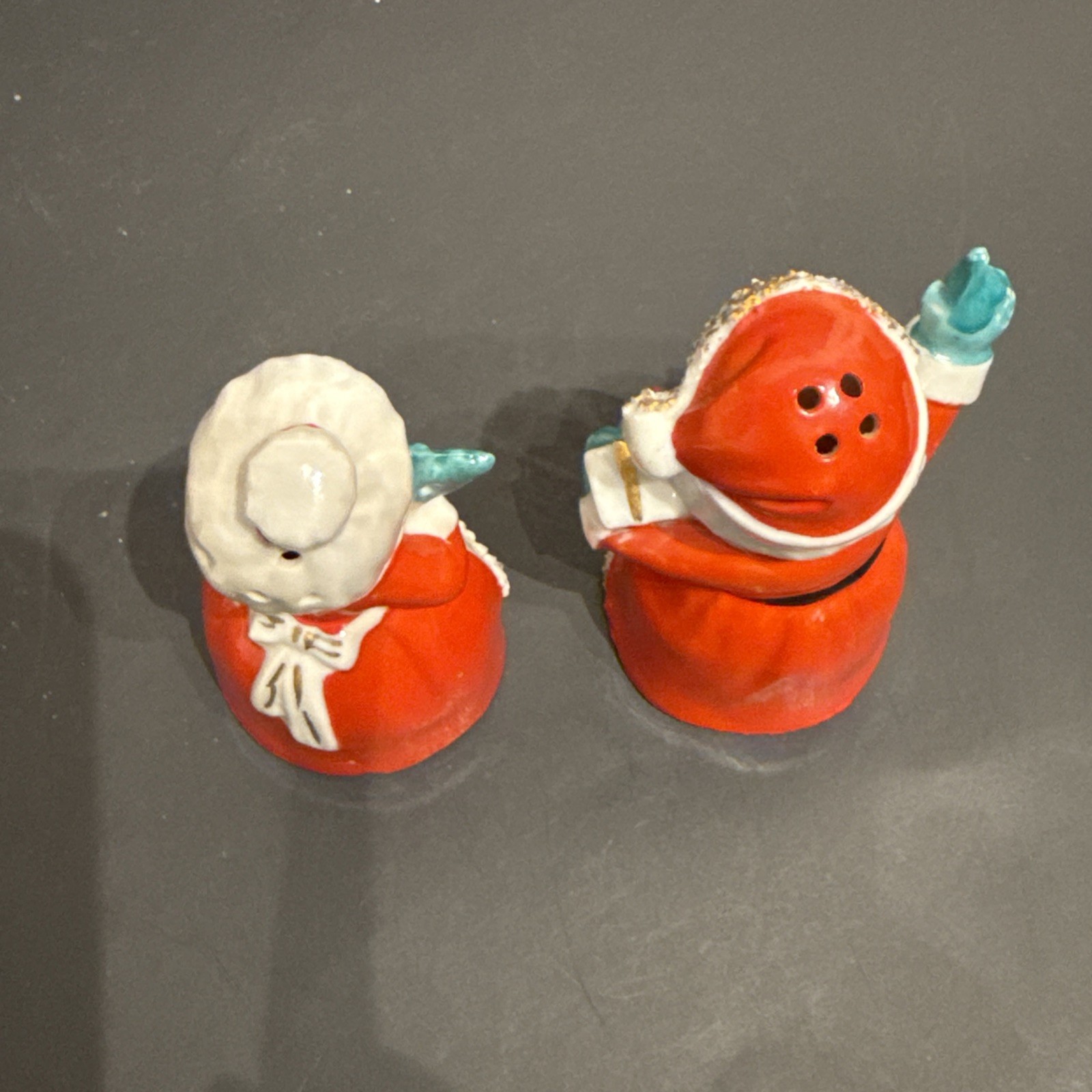 Vintage Lefton Santa & Mrs. Claus Salt & Pepper Shakers Spaghetti Trim Gold 4”