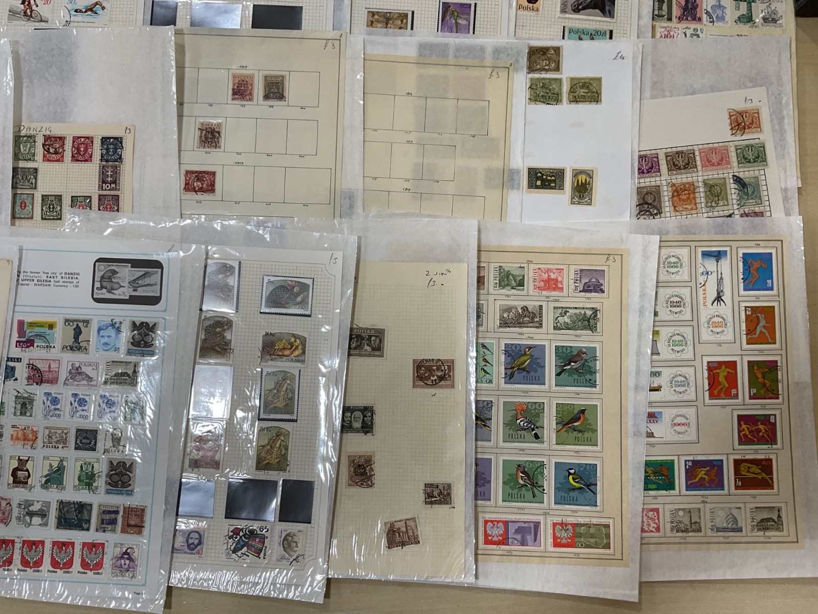 Poland stamps. Ex dealer leaves. Mint/Used. Vintage to modern. 1.8kg G101