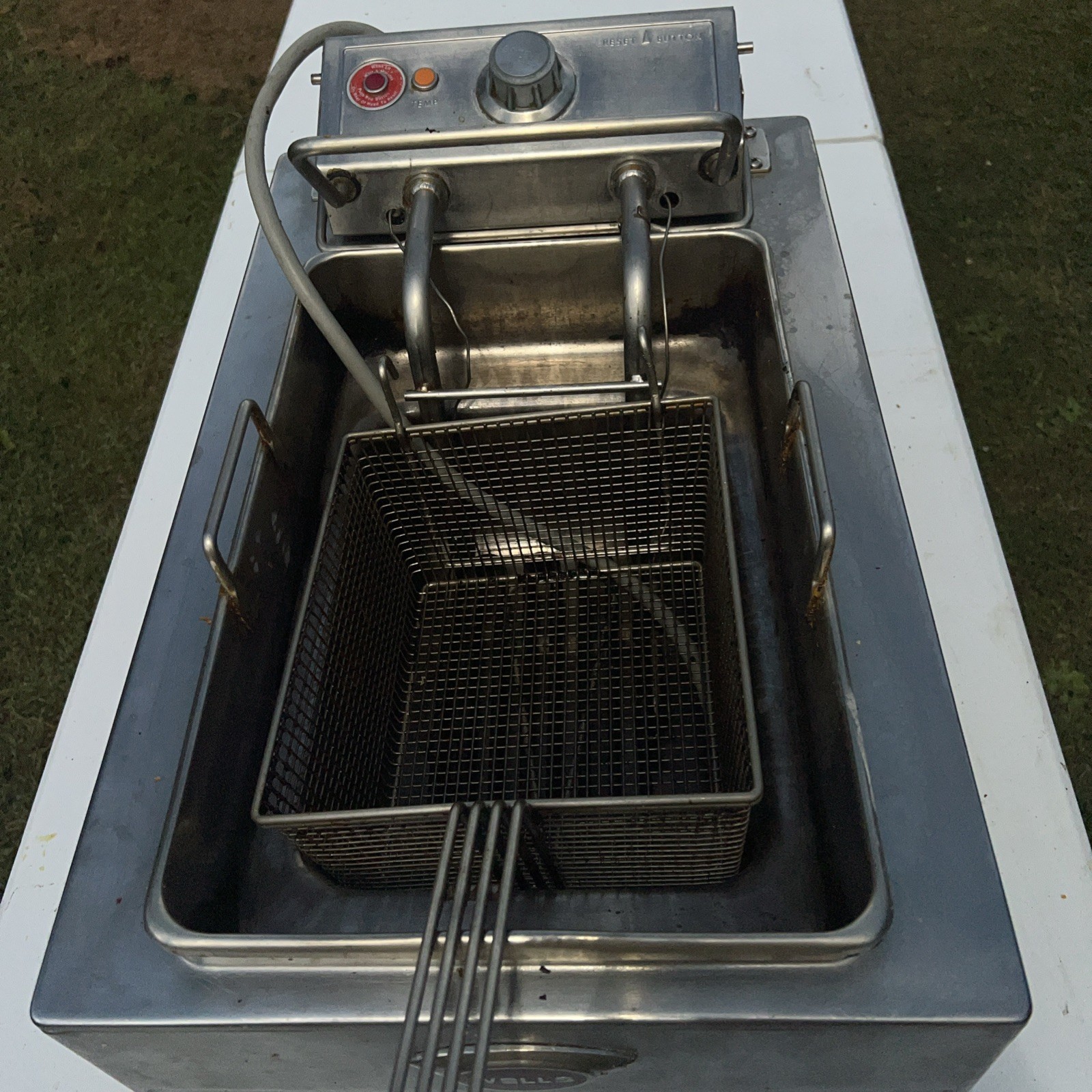 Wells F-49 Countertop 15lb Low Wattage Single Basket Electric Fryer A