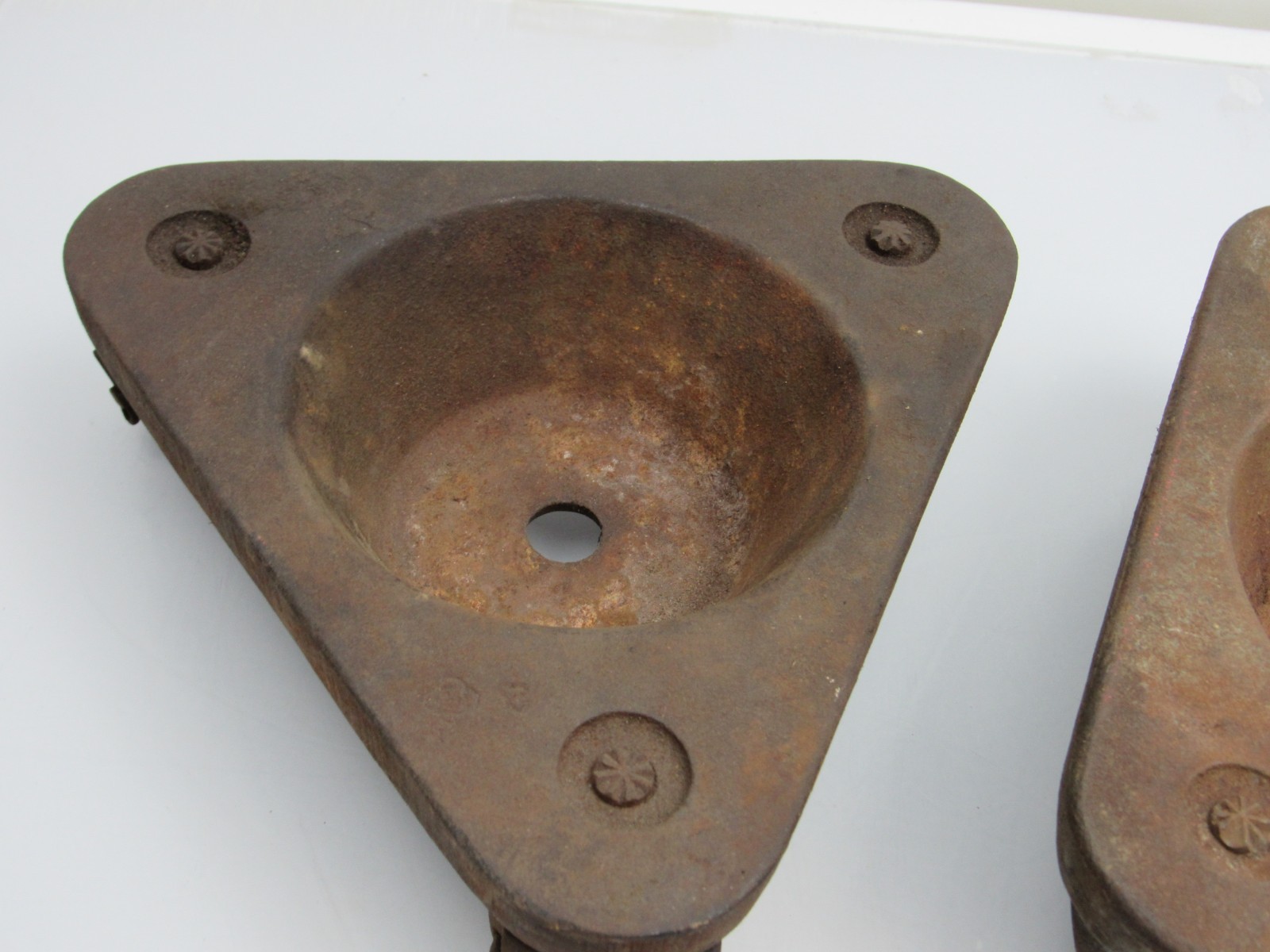 2 Vintage Bond Manheim 2127 Cast Iron Triangular Cup Dolly