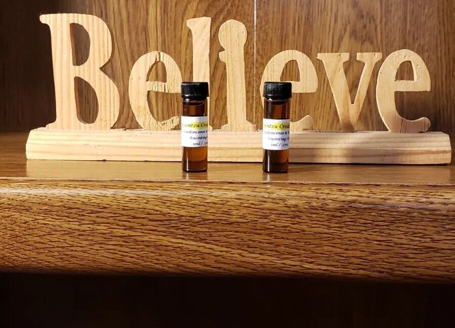 Anointing Oils Frankincense & Myrrh (2), With Prayer Card and Pouch