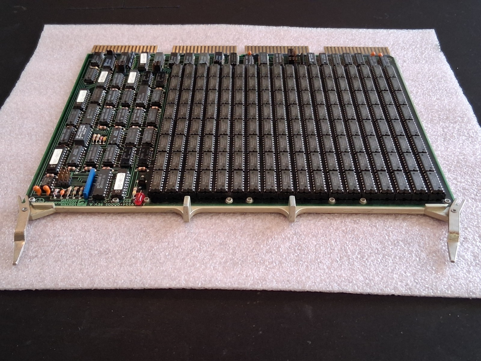 Vintage DEC/UNITED TECHNOLOGIES MOSTEK 1MB Q-BUS MEMORY MSV11-QA