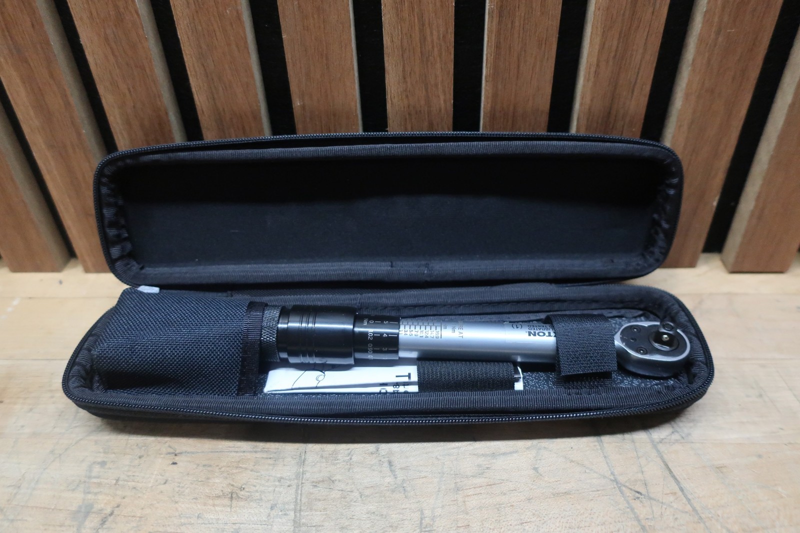 TEKTON TRQ-21101 | 1/4 Inch Drive Dual-Direction Micrometer Torque 10-150 in-lb