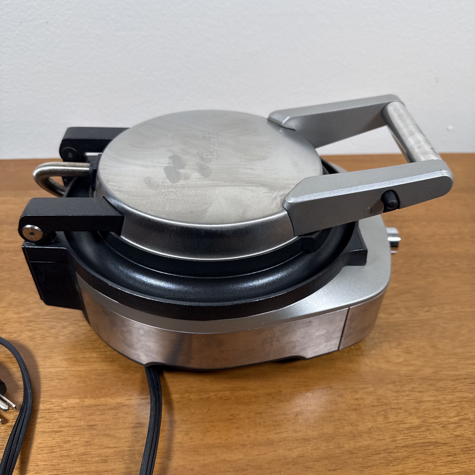 Breville BWM520XL No-Mess Round Waffle Maker Brushed Stainless Steel 7 Settings