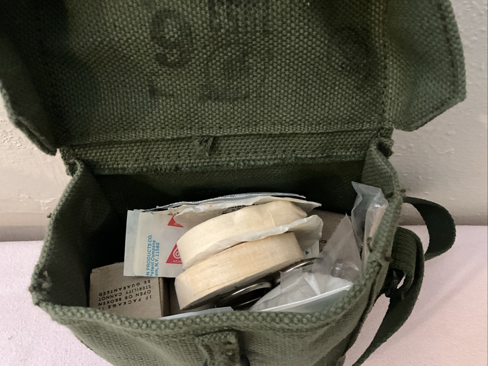 Era Vietnam , Vintage First Aid Kit 1953