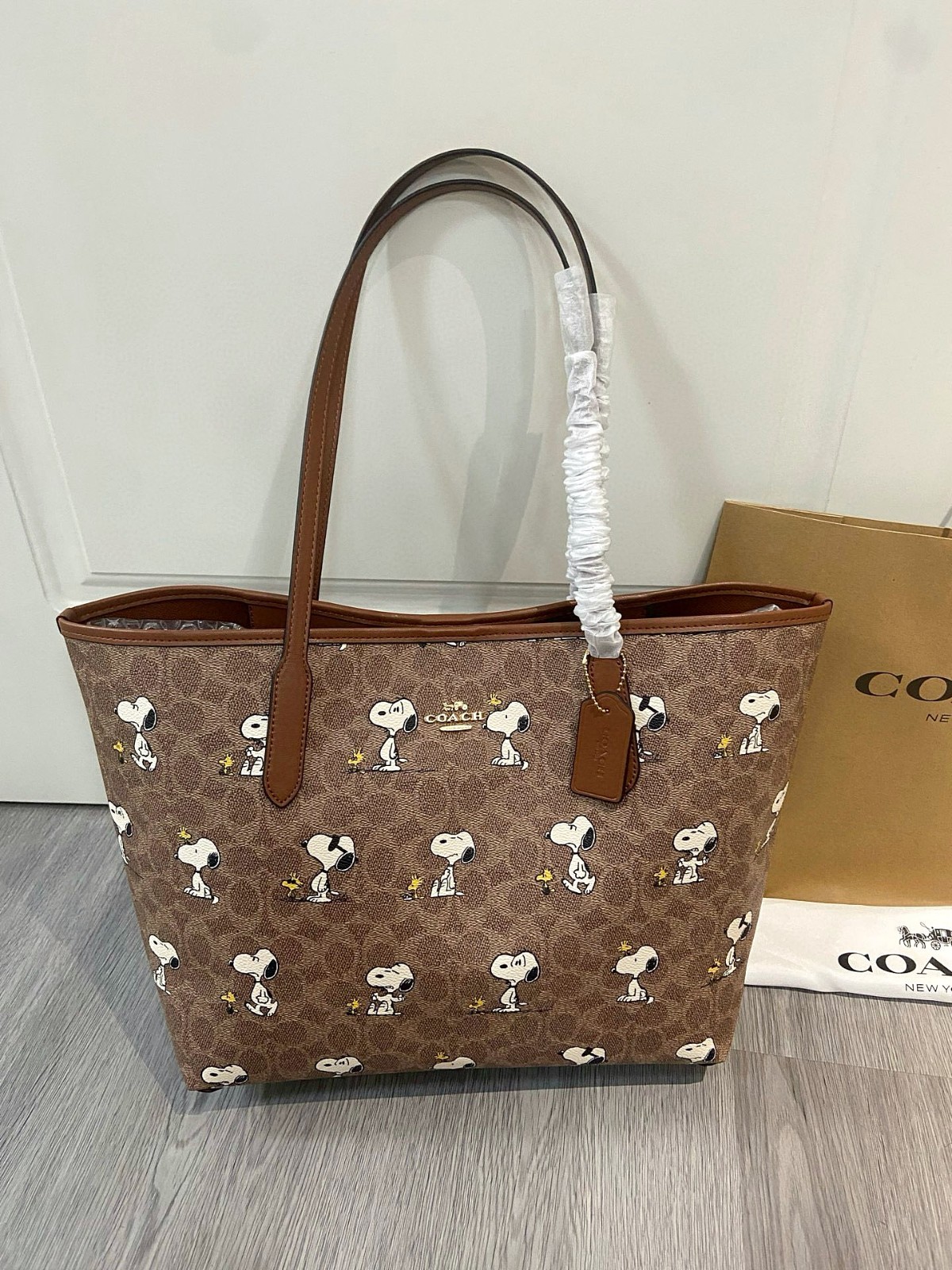 New COACH x PEANUTS CBJ89 City Tote Bag Signature Coated Canvas Snoopy OutletNEW