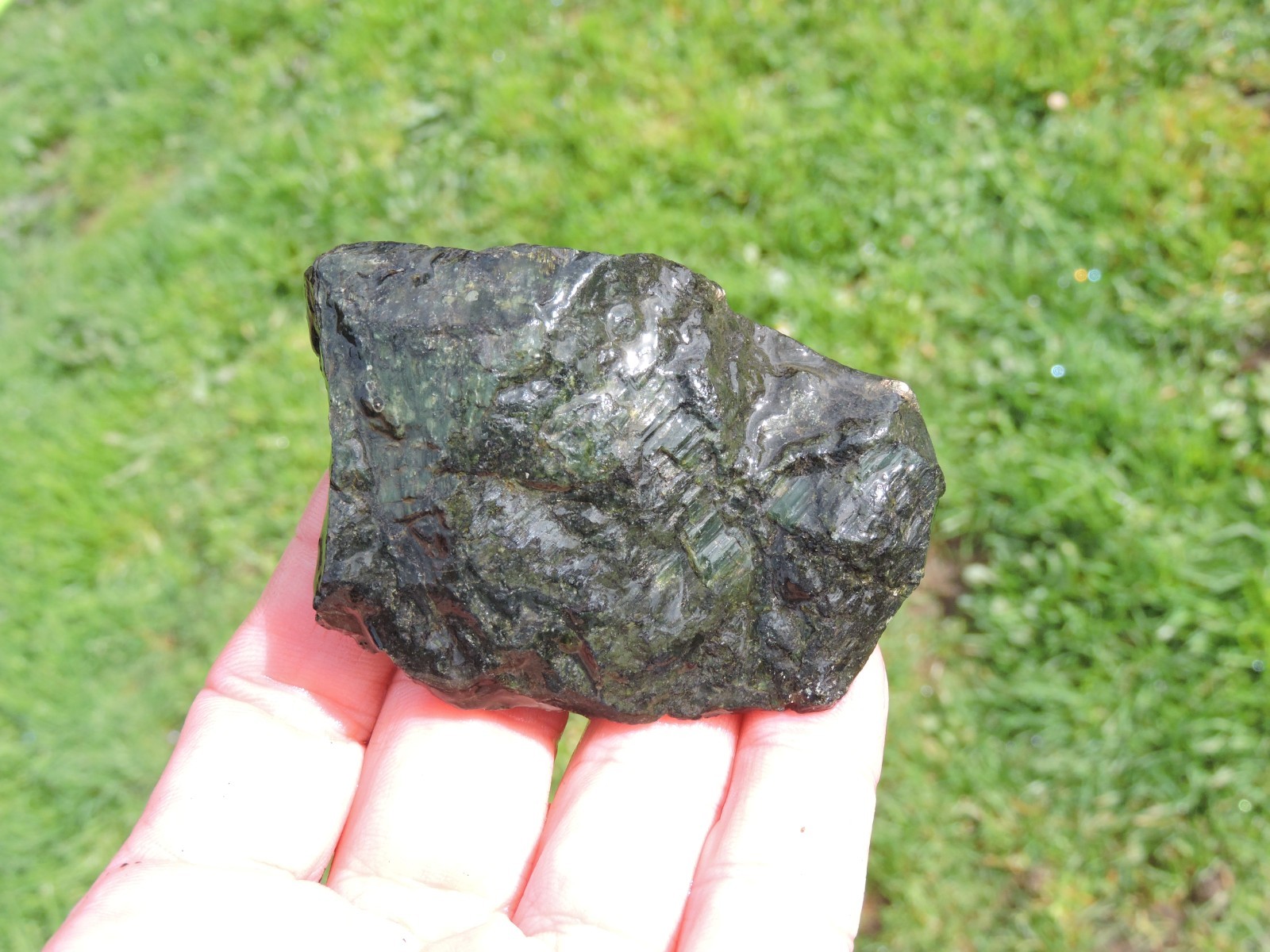 OREGON DARK GREEN SERPENTINE Rough Stones. *MAGNETIC* 100% Natural (8 lb)