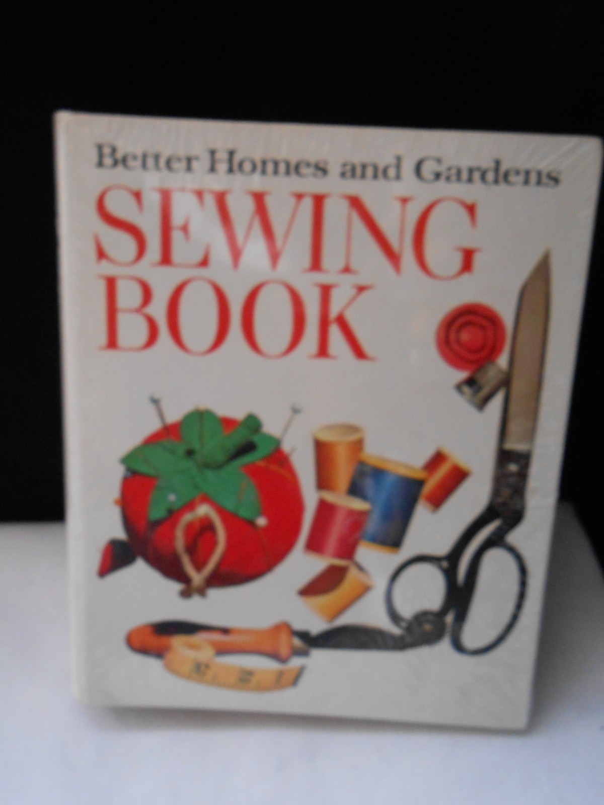 VINTAGE 1970 BETTER HOMES AND GARDENS SEWING BOOK - TABBED & INDEXED - NEW