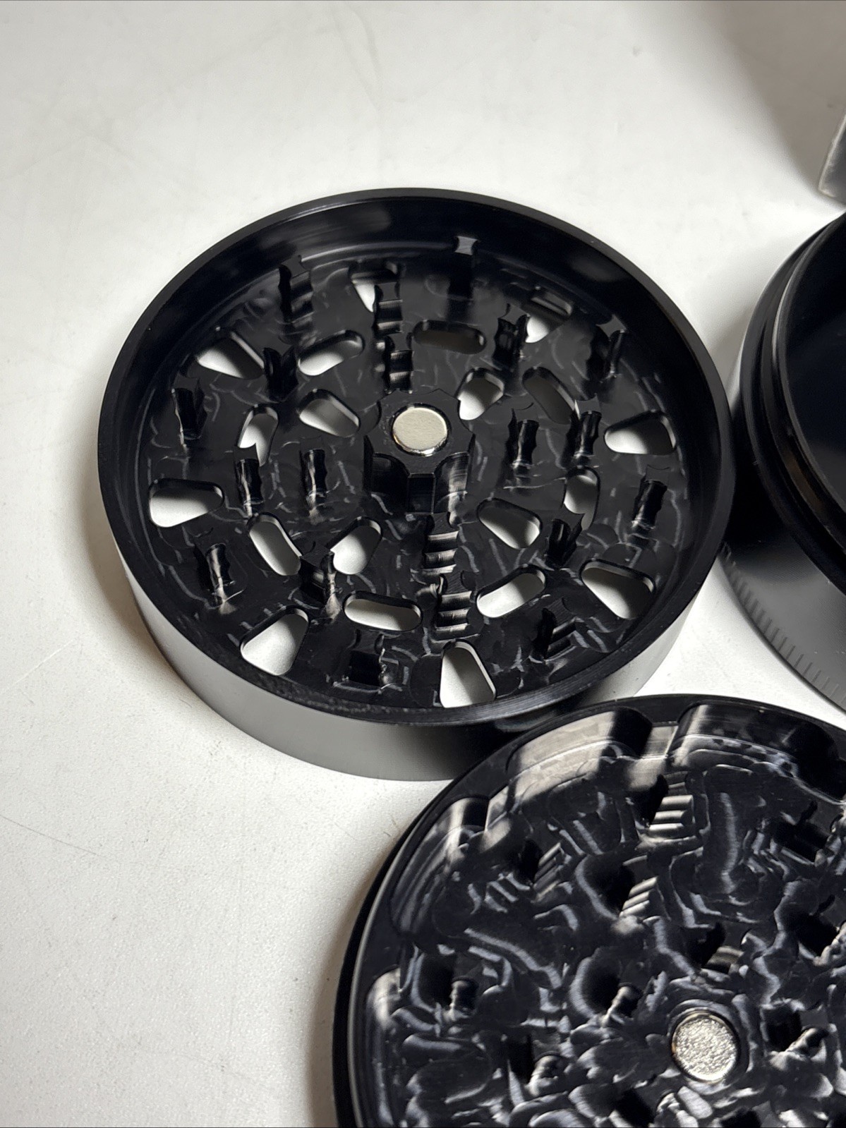 Santa Cruz Shredder x Zushi 3-Piece Large Grinder – 2.75" – The Ten Co Collab A