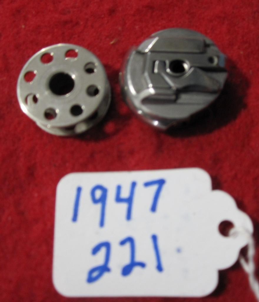 UNMARKED SINGER SEWING MACHINE BOBBIN CASE   FITS 301 / 221 & 1 BOBBIN