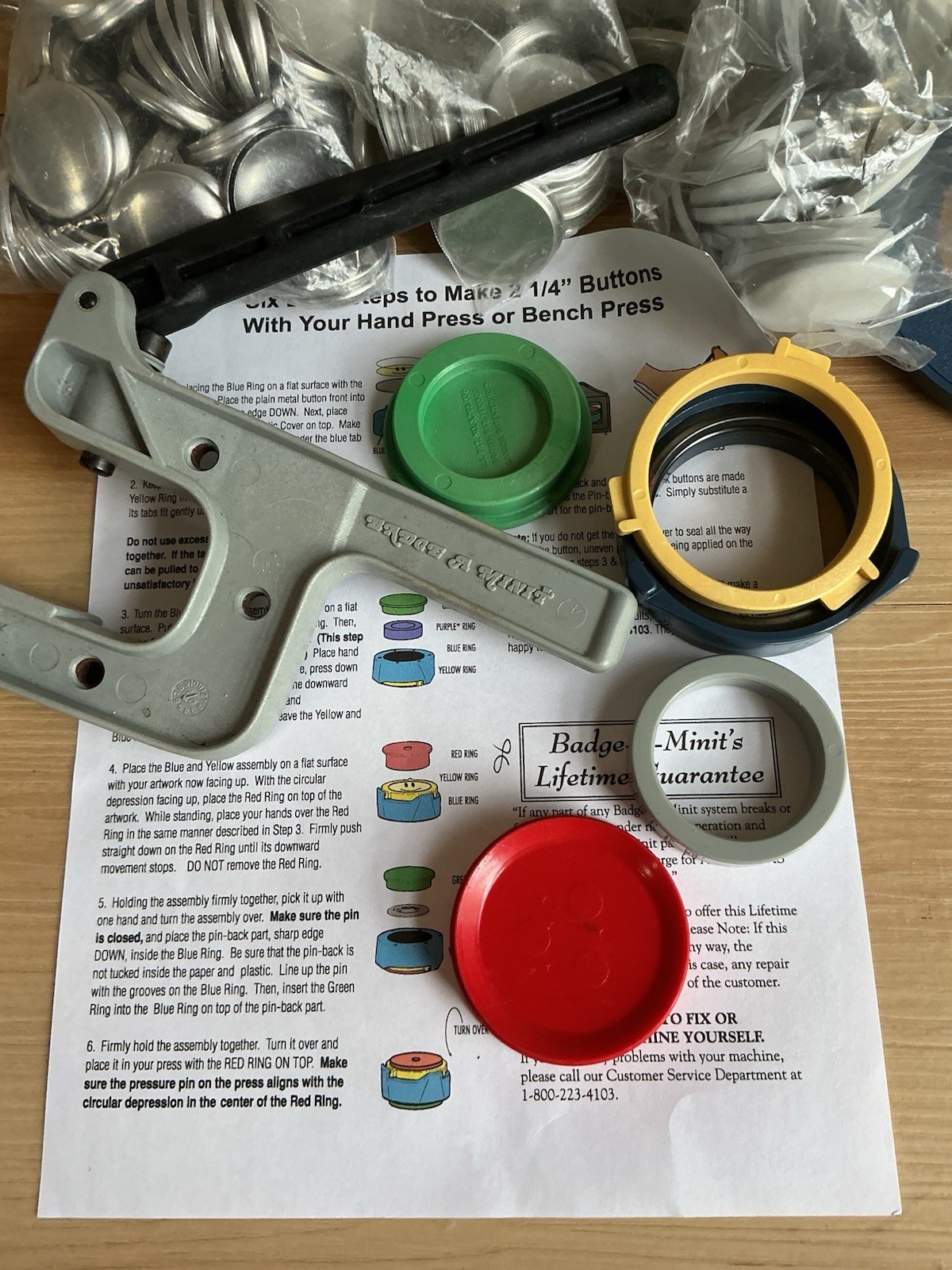 Badge-A-Minit Button Maker Machine Pin Badge Press Craft Kit Tool 100s Buttons