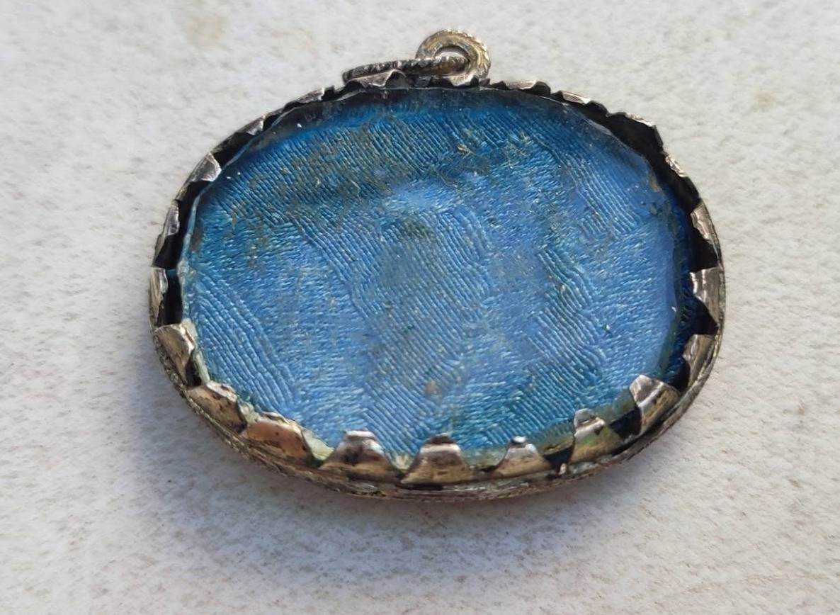 Antique medallion / reliquary, in chiselled sterling silver Porcelain Polychrome