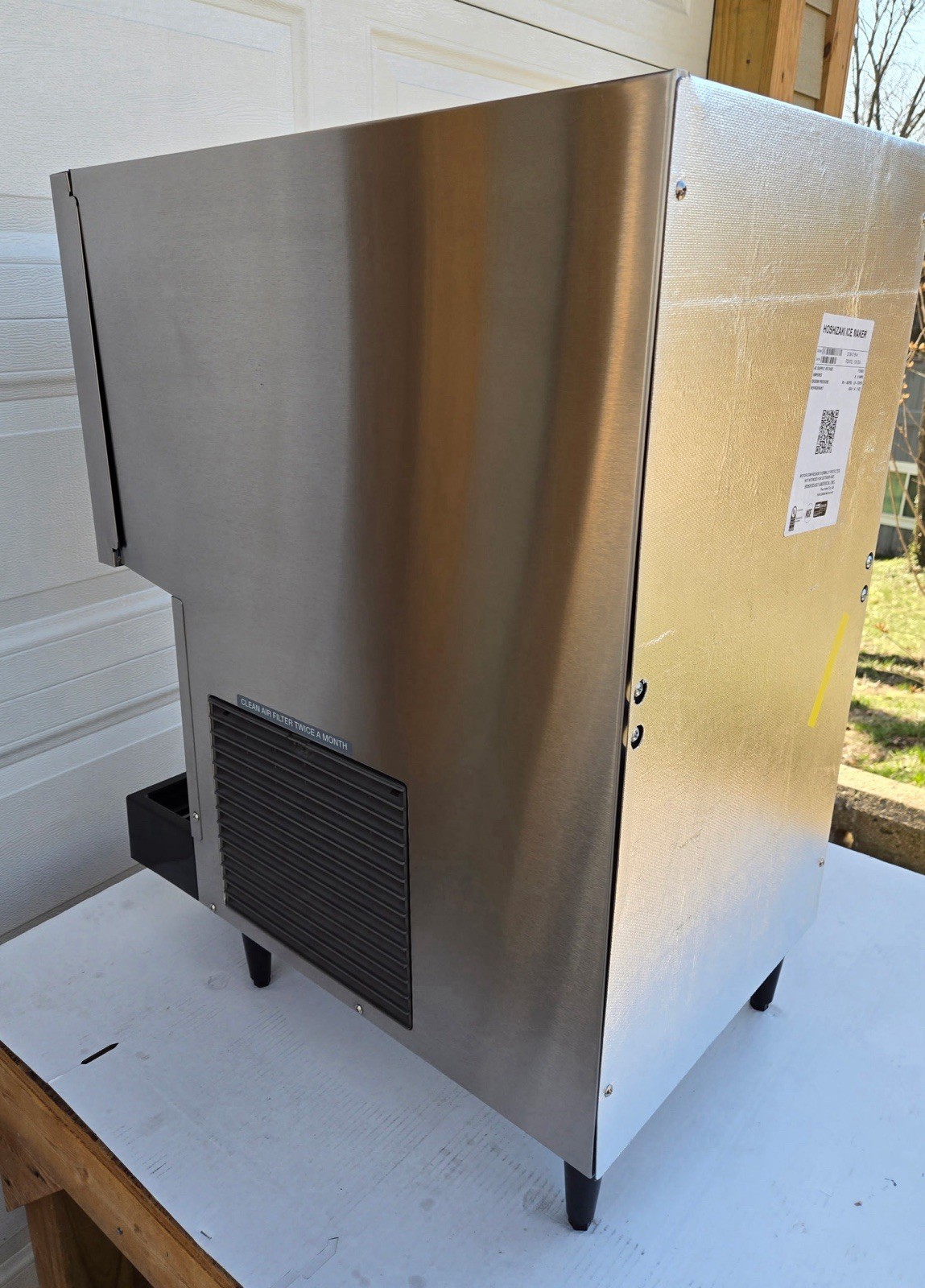 Hoshizaki DCM-271 BAH Countertop 257lb Ice Nugget and Water Maker with Dispenser