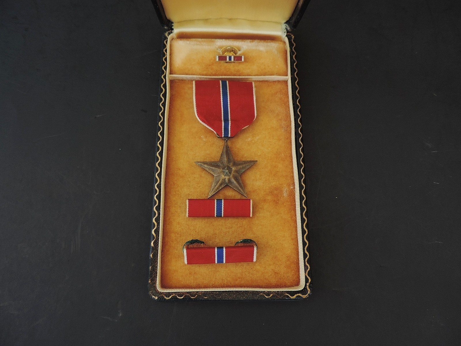 WW2 U.S. BRONZE STAR MEDAL IN CASE with RIBBONS