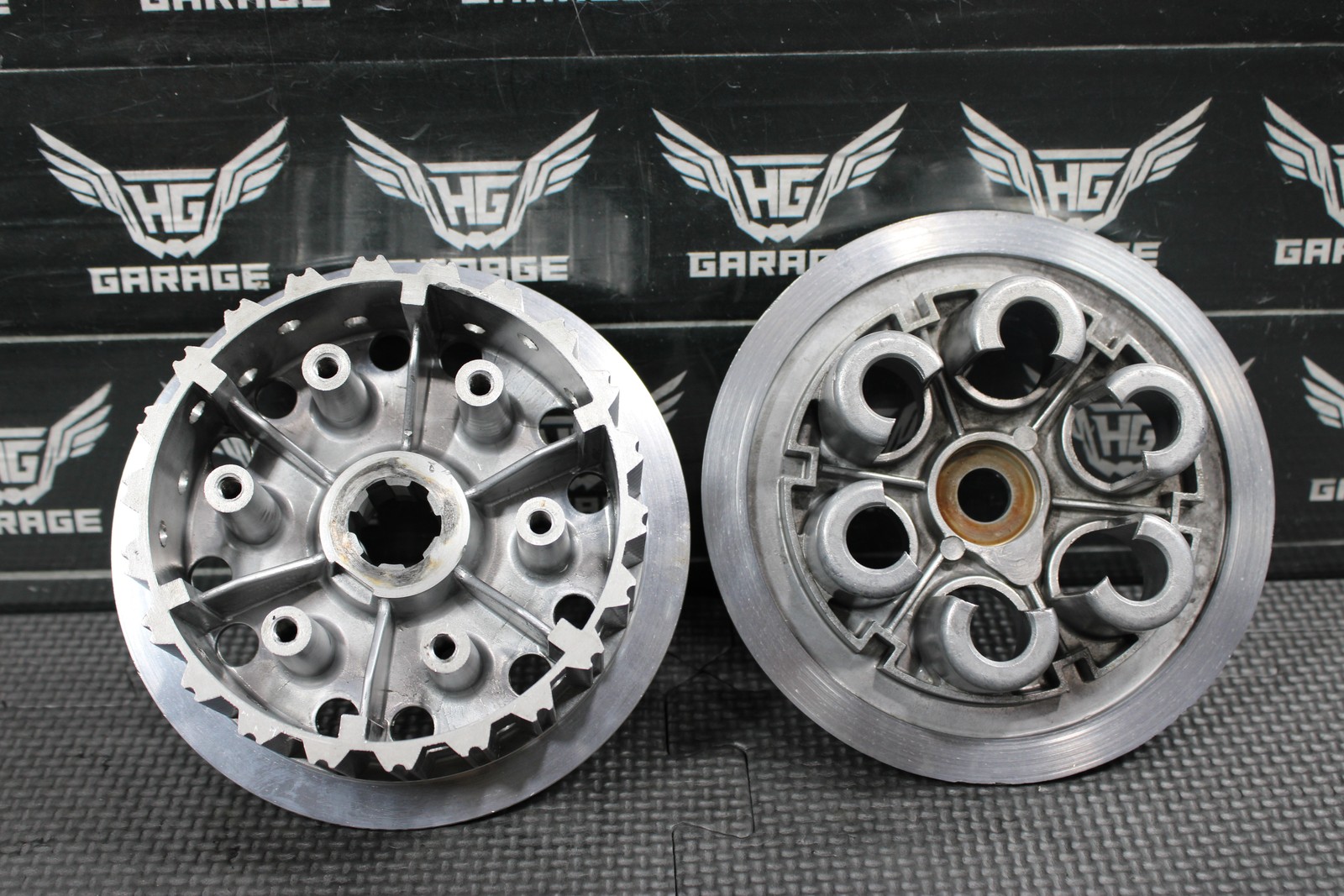 2000 KTM 250 300 EXC OEM COMPLETE CLUTCH BASKET W PLATES INNER OUTER HUBS GOOD