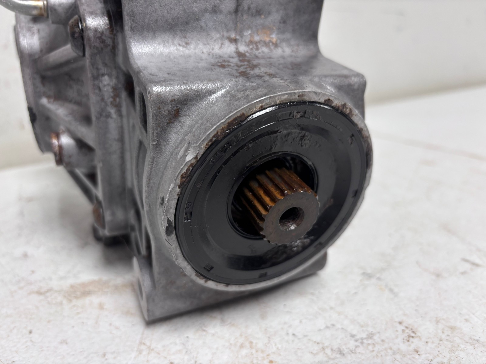 2014 Can Am Maverick 1000 OEM Rear Diff Differential Gearcase 705502275