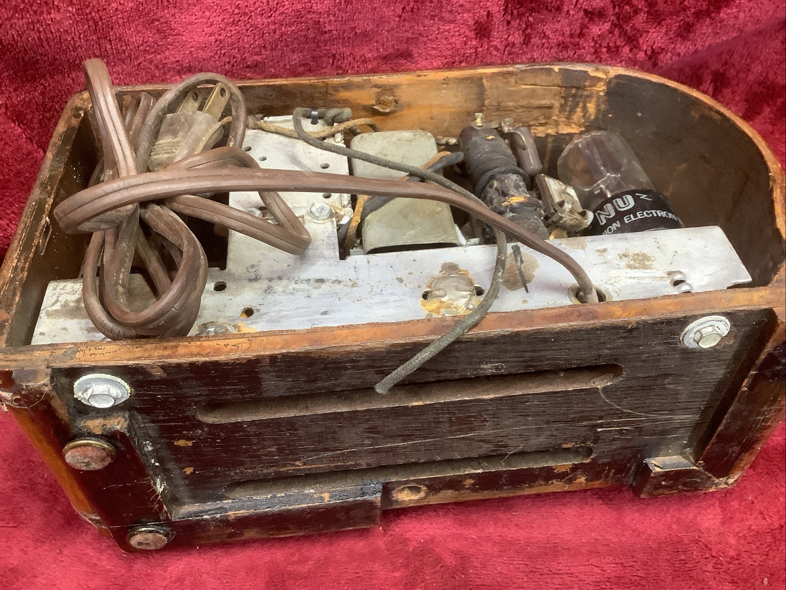 VINTAGE 1930s EMERSON 212 “Bullseye” CABINET ART DECO RADIO WITH INLAYS Beauty!