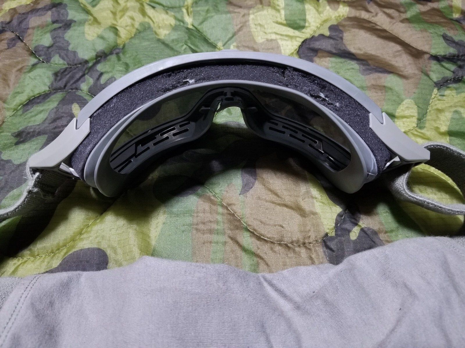 USGI ARMY REVISION DESERT LOCUST GOGGLES w/ SMOKE LENS FOLIAGE GREEN 6218 VGC