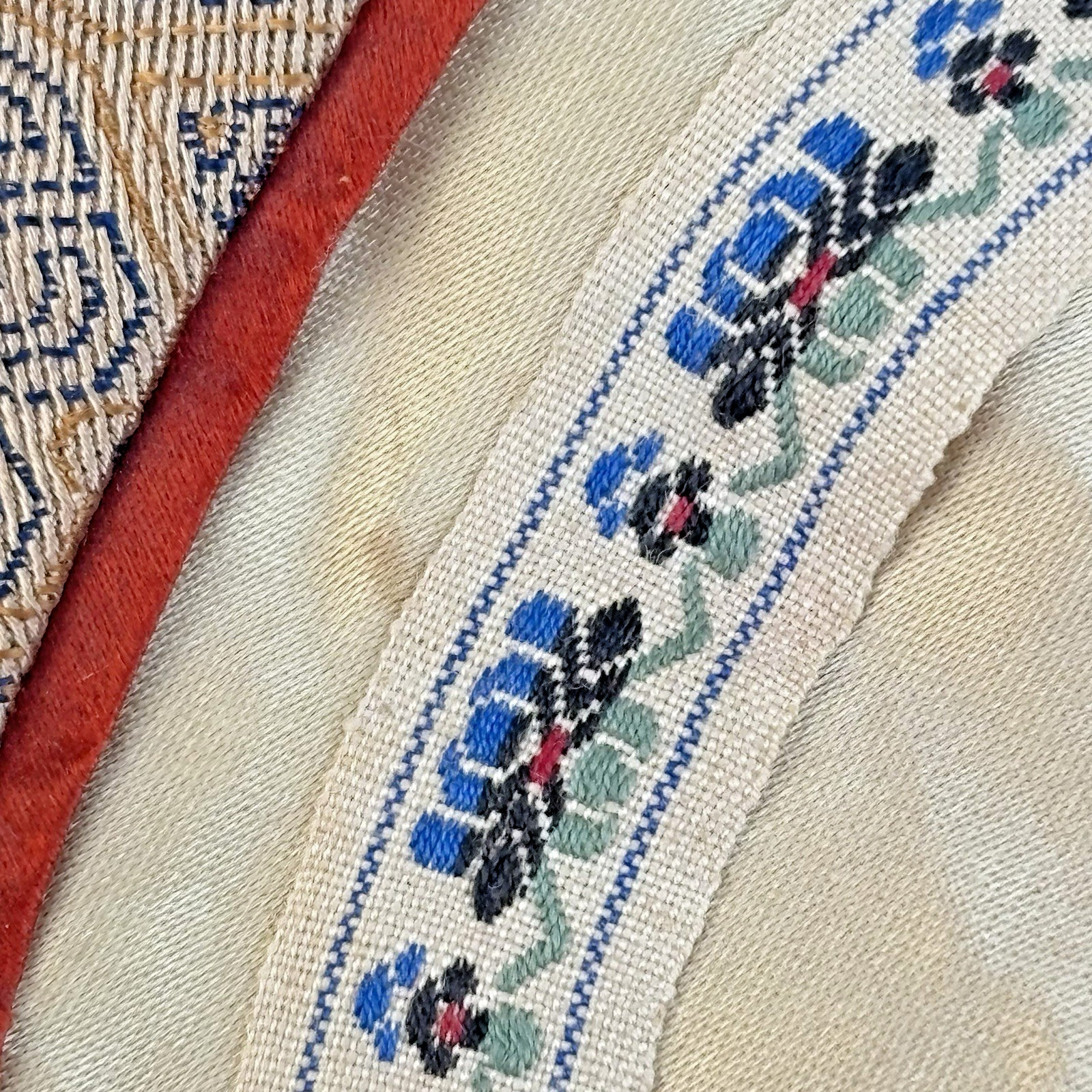 1950 Chinese Silk Embroidery Butterfly & Flowers Round Table Mat Doliey Doll Rug