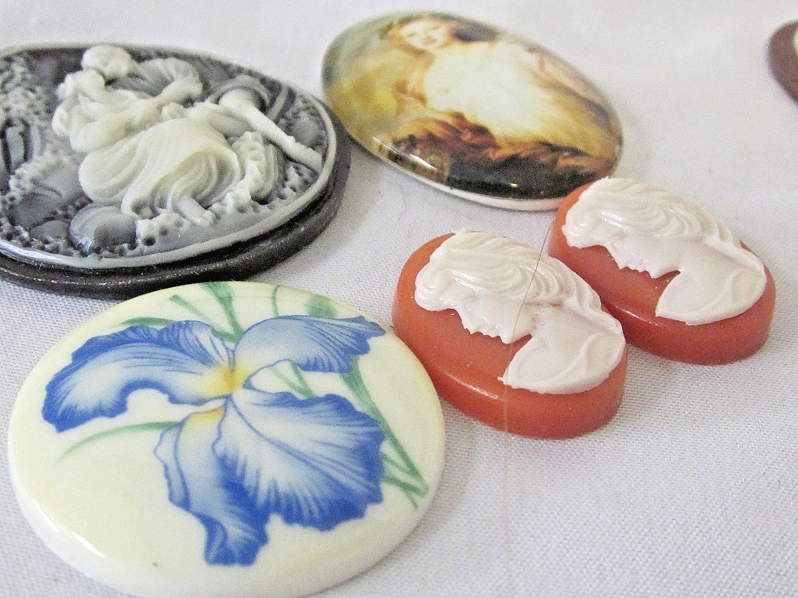 * SALE* VTG CAMEOS 40x30mm HUGE 17piece LOT JEWELRY RESIN FINDINGS REPAIR CRAFTS