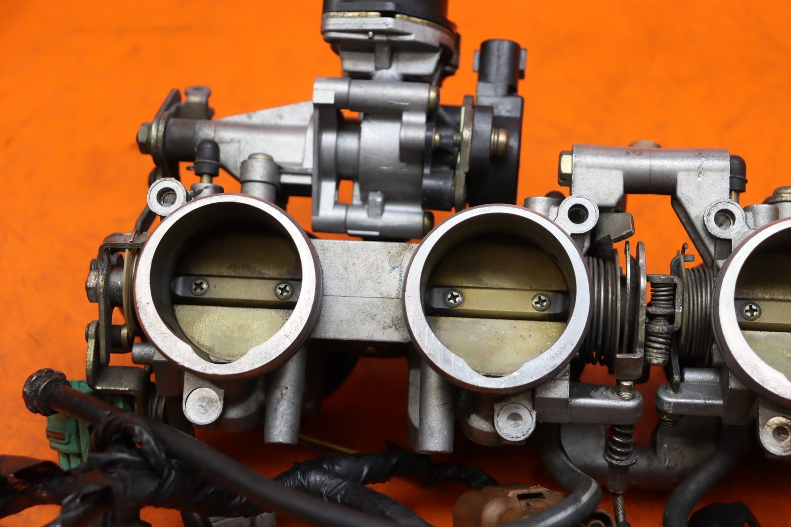 2004-2005 KAWASAKI NINJA ZX10R OEM MAIN FUEL INJECTORS / THROTTLE BODIES