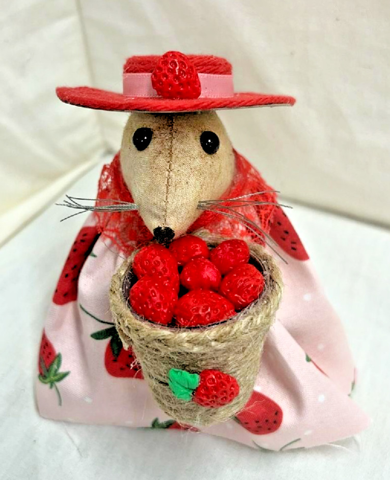 Strawberry /Mouse/Primitive/Basket/Grunged