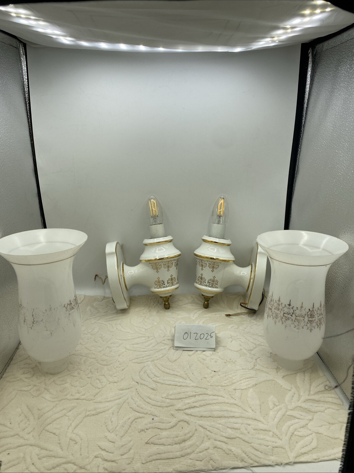 A Antique Pair Of Hollywood Regency Ceramic Porcelain Glass Gold & White Scones