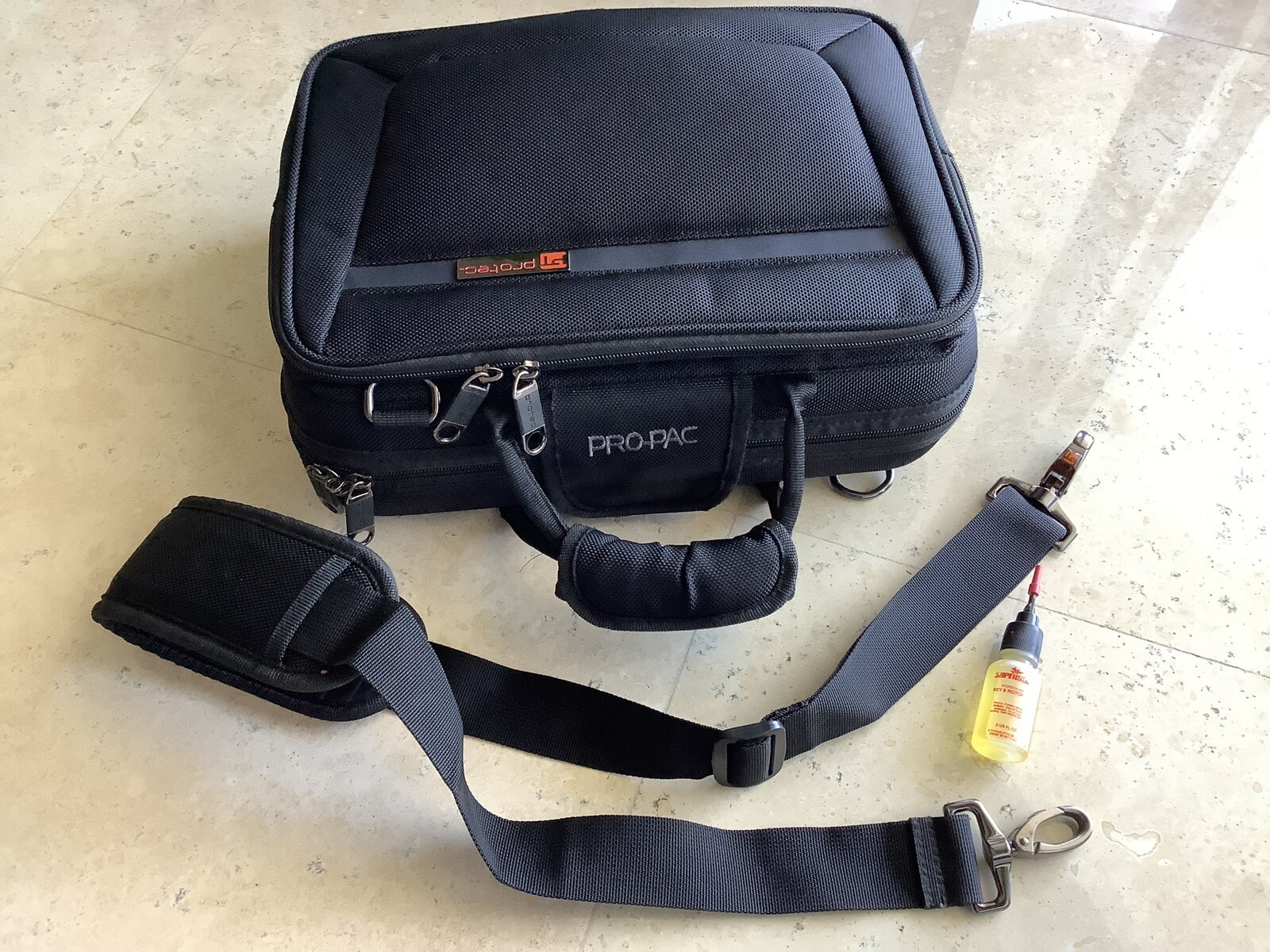 Eastman Intermediate Resin Oboe with Nickel Plated Keys Custom Case Included