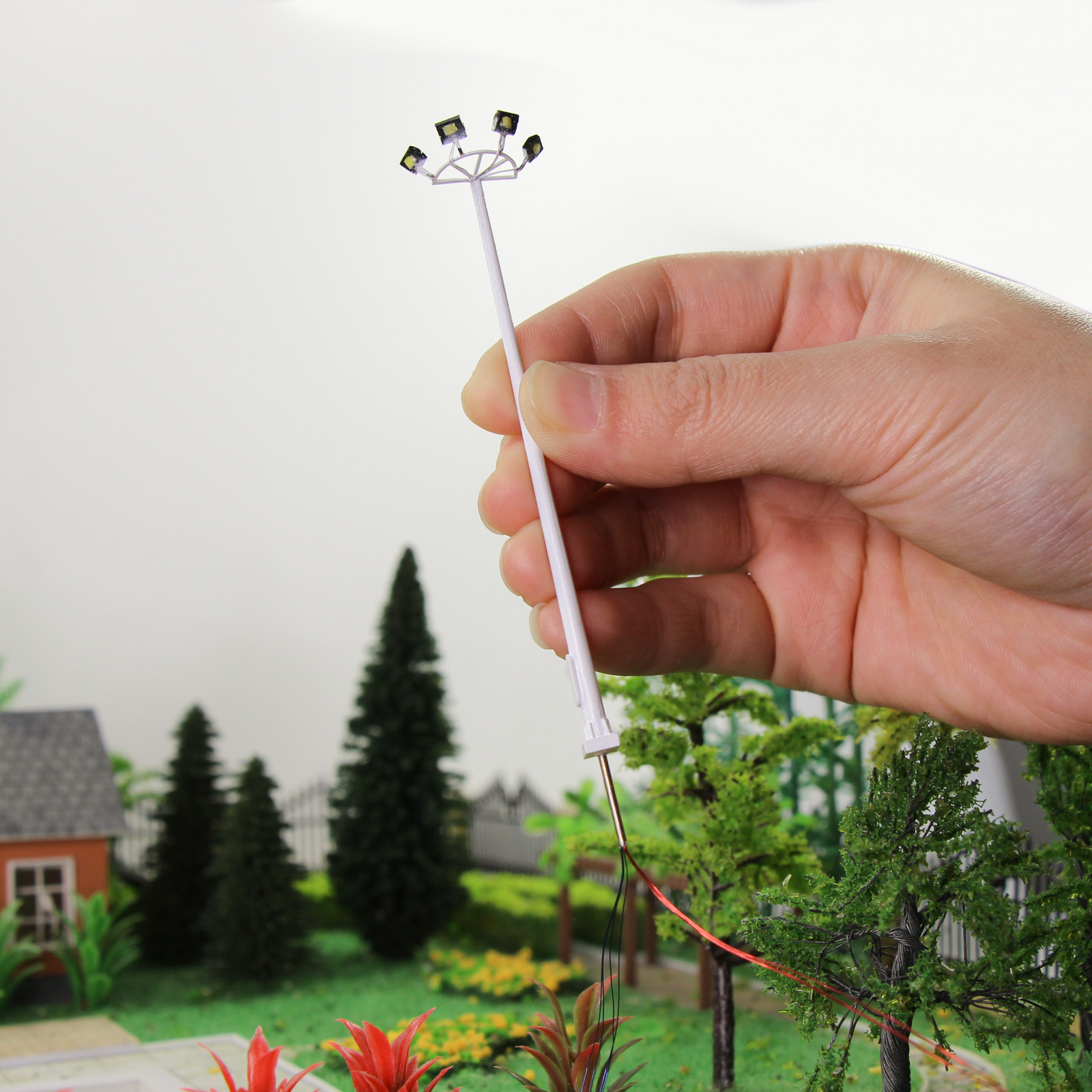 4pcs N Scale Plaza Lamps Playground Crossing Street Lights Four-leds 9cm