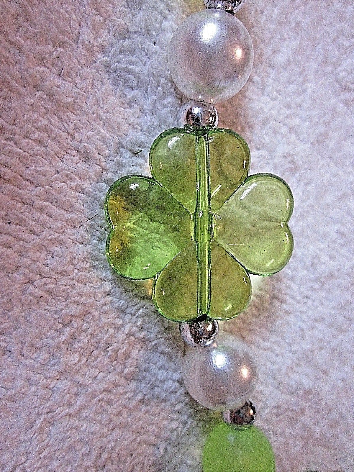 BEAUTIFUL ST. PATRICK'S ACRYLIC "GREEN SHAMROCKS" MARDI GRAS IRISH BEAD (B661)