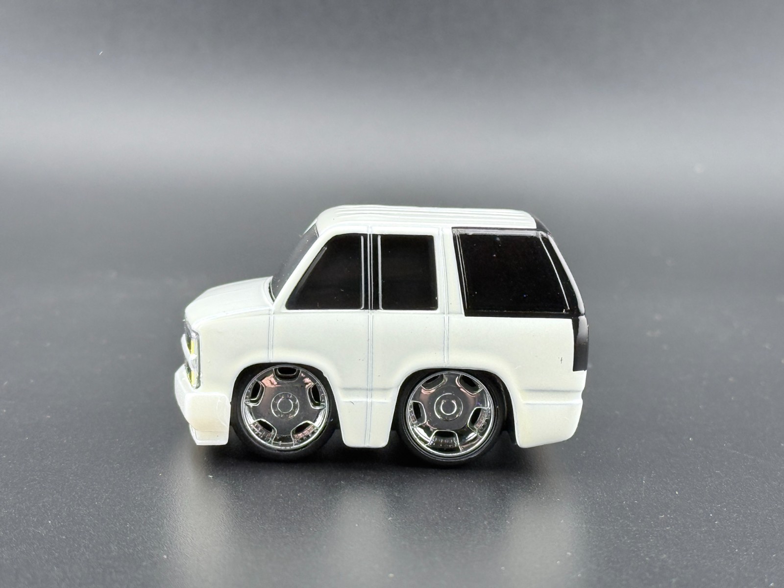 Cartuned 1995 Chevy Suburban (Dubbed) Series 9 Mainline 2026 1/64