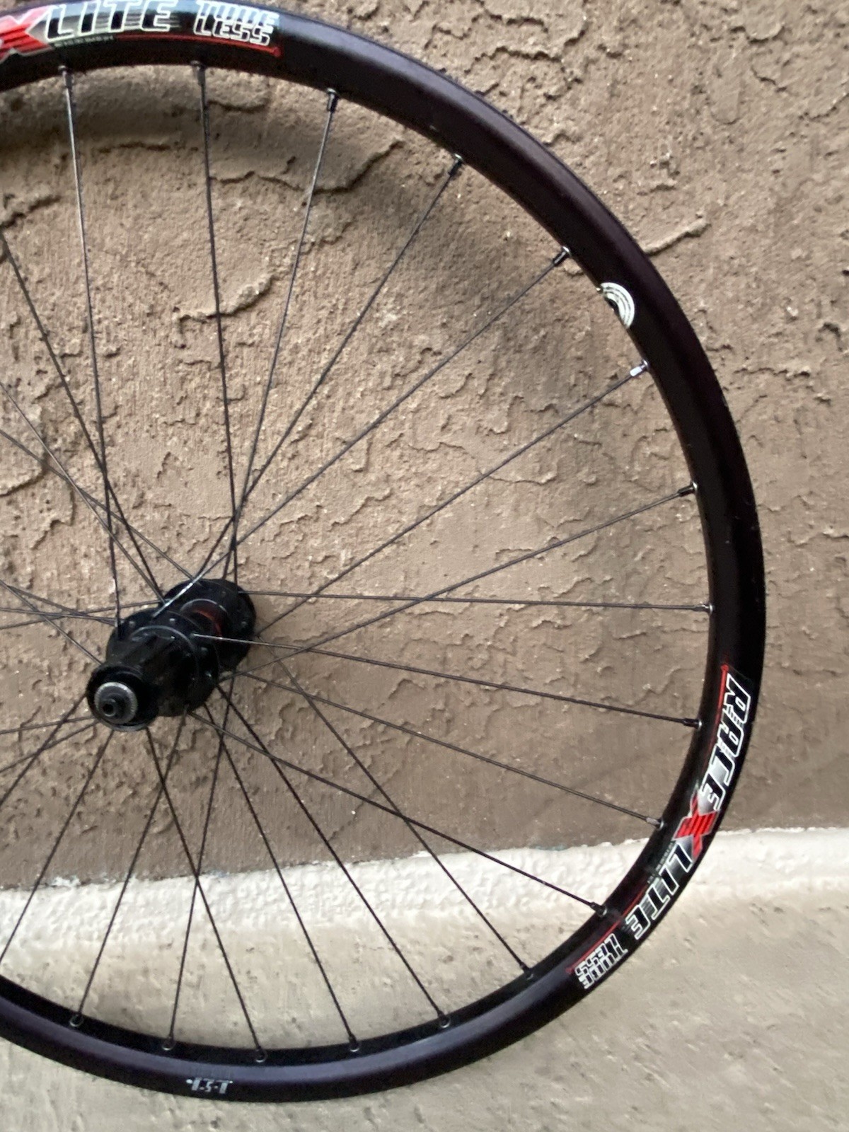 Black Bontrager Race X Lite Tubeless F100/R135mmQR 26” Centerlock Disc Wheelset