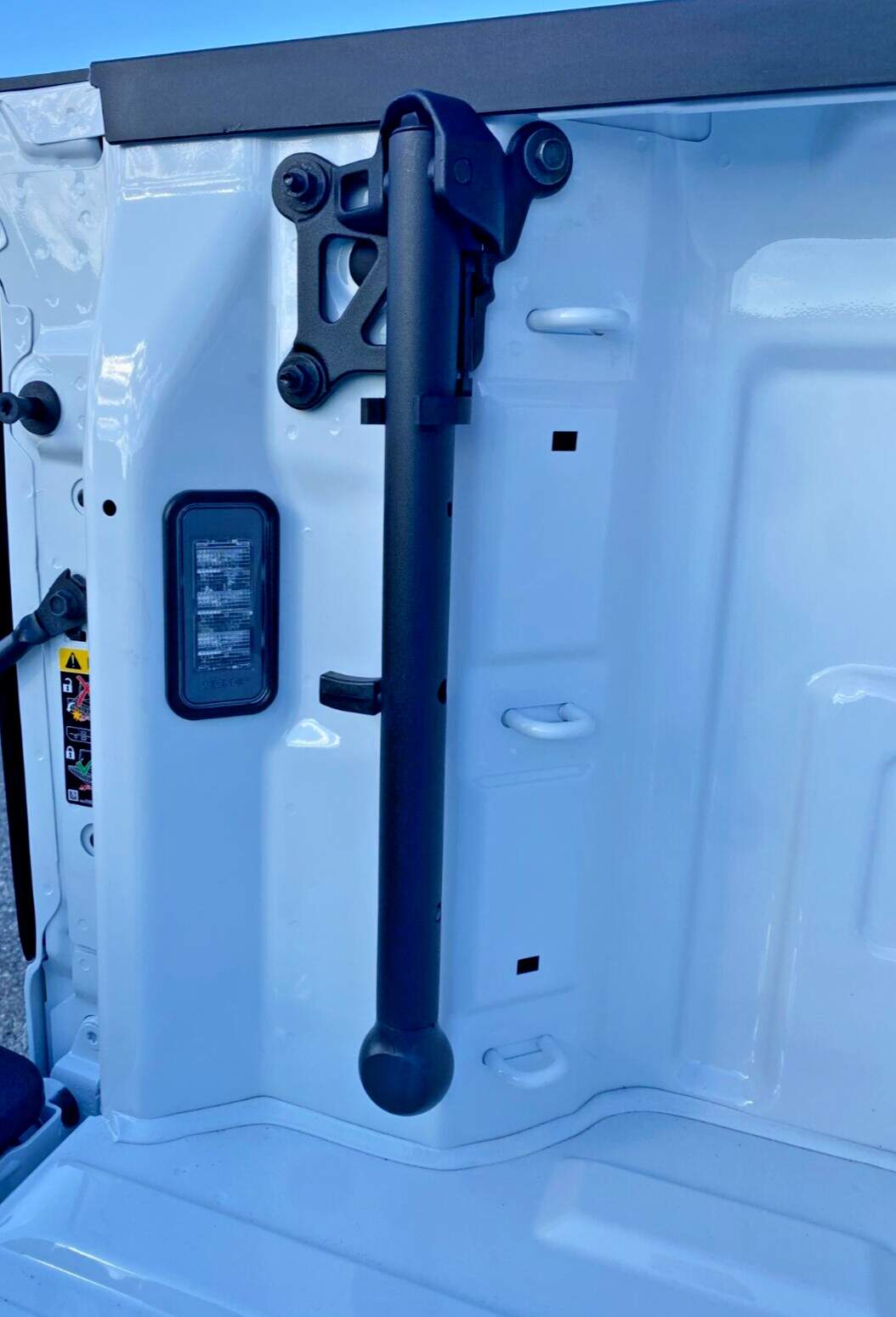 SILVERADO / SIERRA  2019-2026 FACTORY OEM  Aux. Tailgate STEP HANDLE  85116689