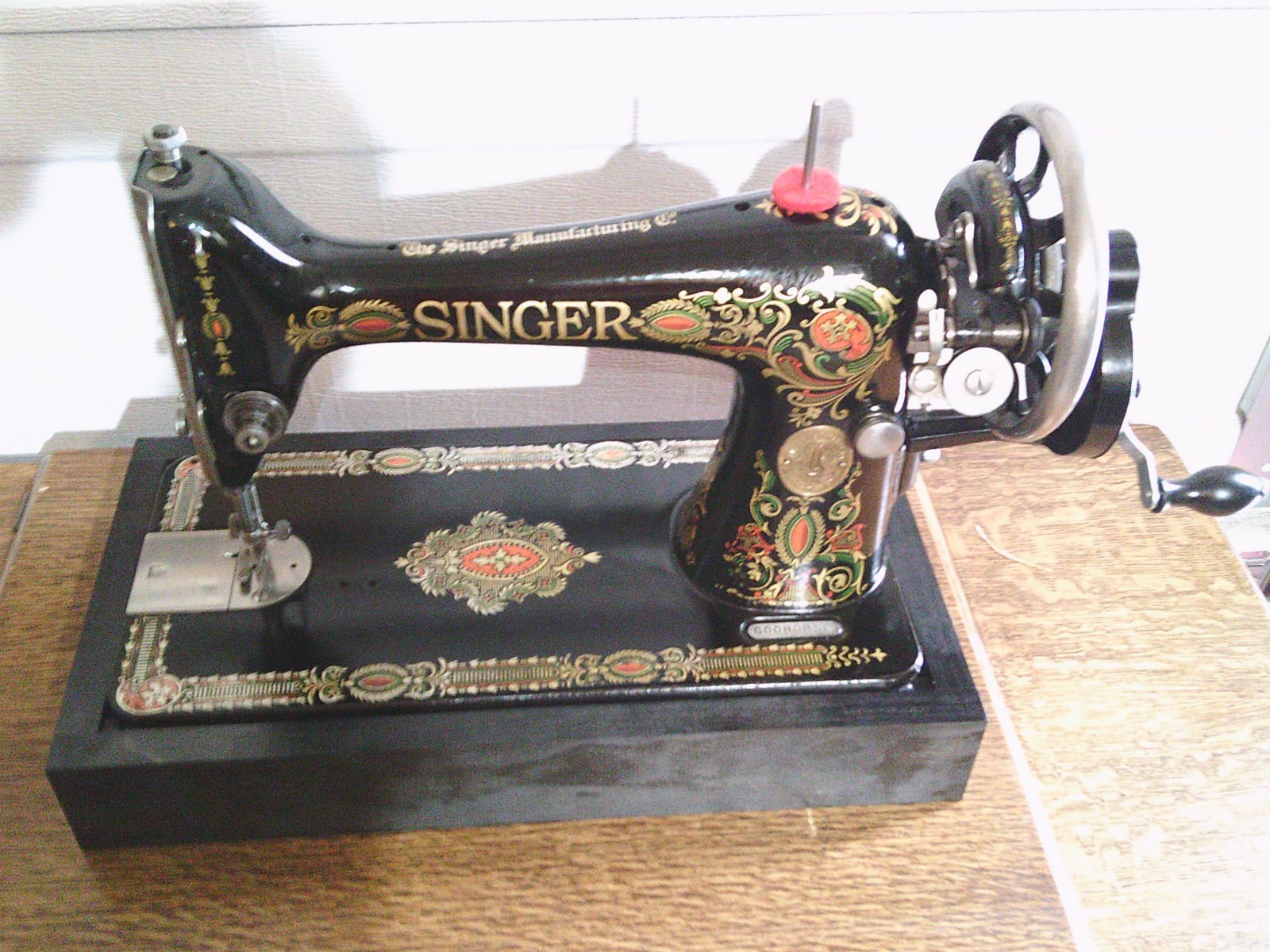 ANTIQUE SINGER SEWING MACHINE MODEL 66 'RED EYE', HAND CRANK, SERVICED