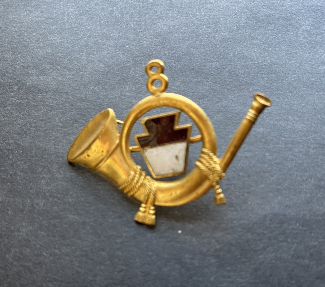 SPANISH - AMERICAN WAR 8TH CORPS BADGE RED / WHITE CAP BADGE / INSIGNIA