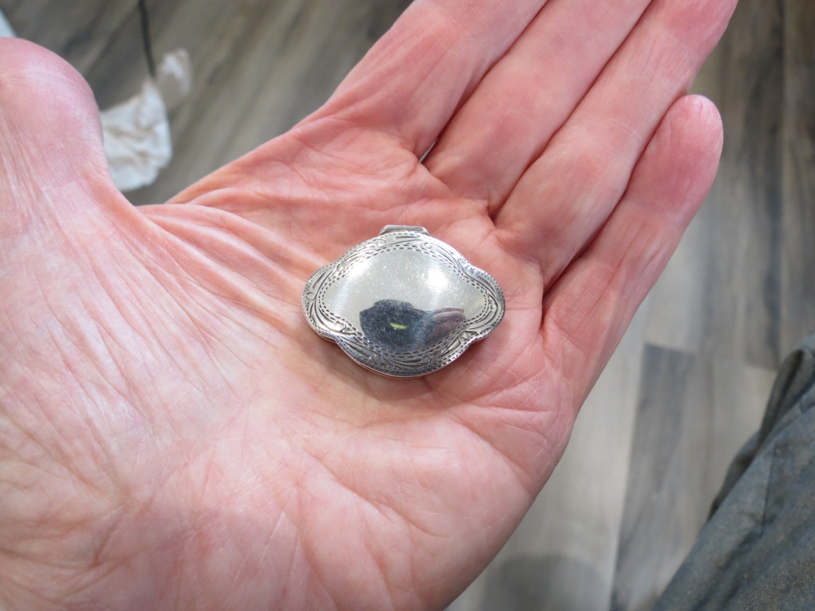 Sterling silver - London English vintage pill box hallmarked 11 grams 1.5 inch