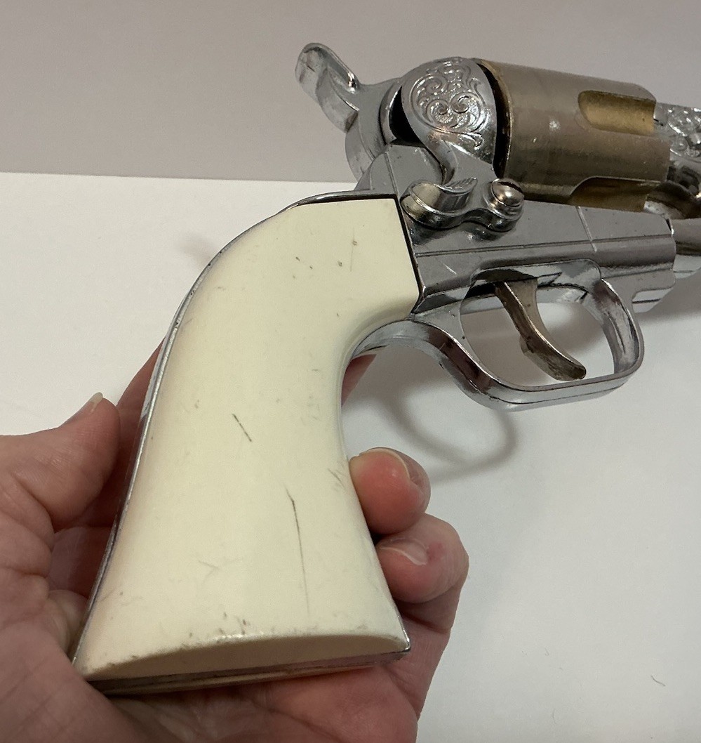 VINTAGE HUBLEY COLT 45 CAP GUN W/ 6 ORIGINAL BULLETS & 4 BOXES OF STALLION CAPS