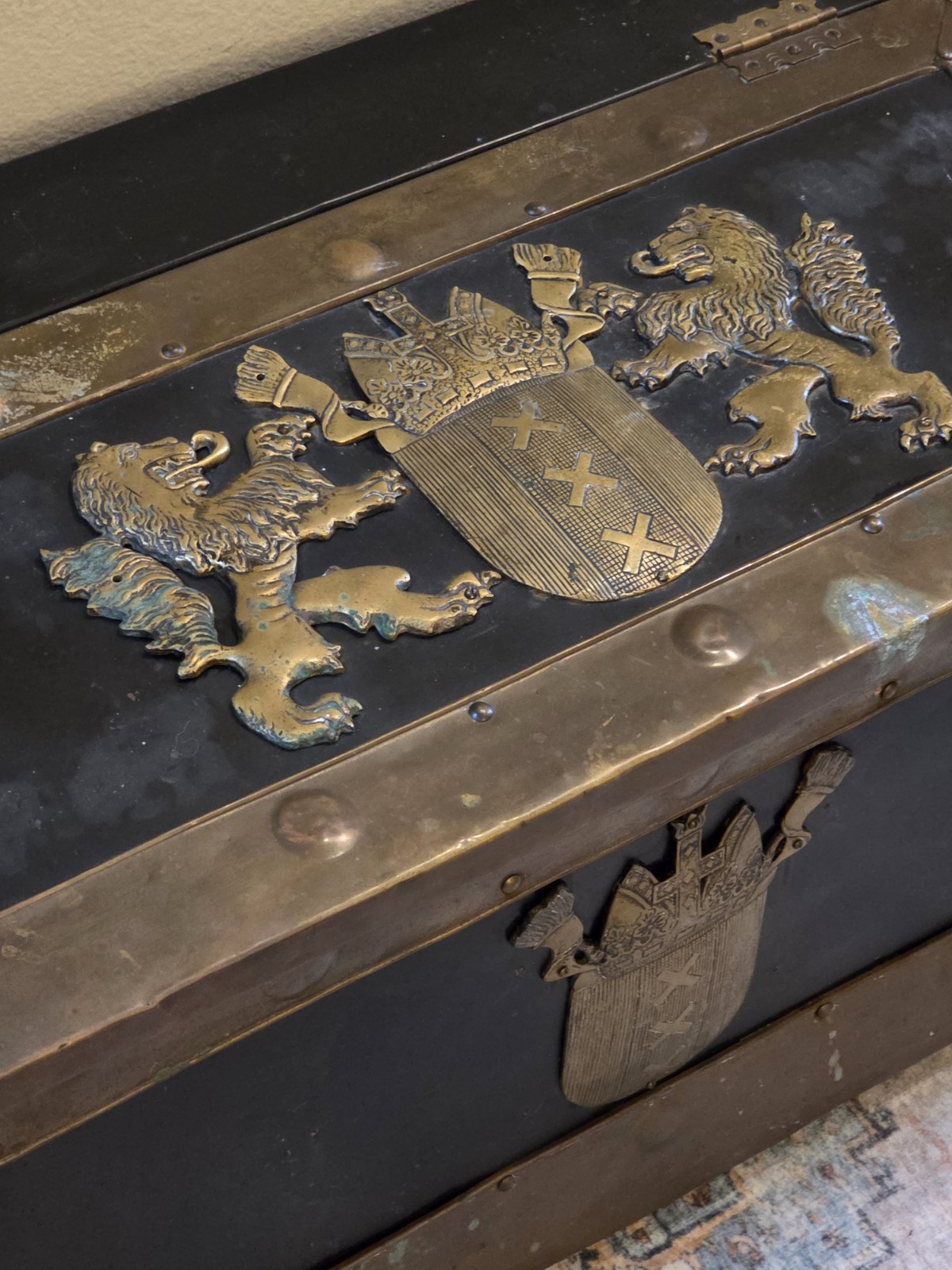 RARE ANTIQUE 19TH C CONTINENTAL BRASS BOUND KINDLING BOX W ARMORIAL. VERY HEAVY