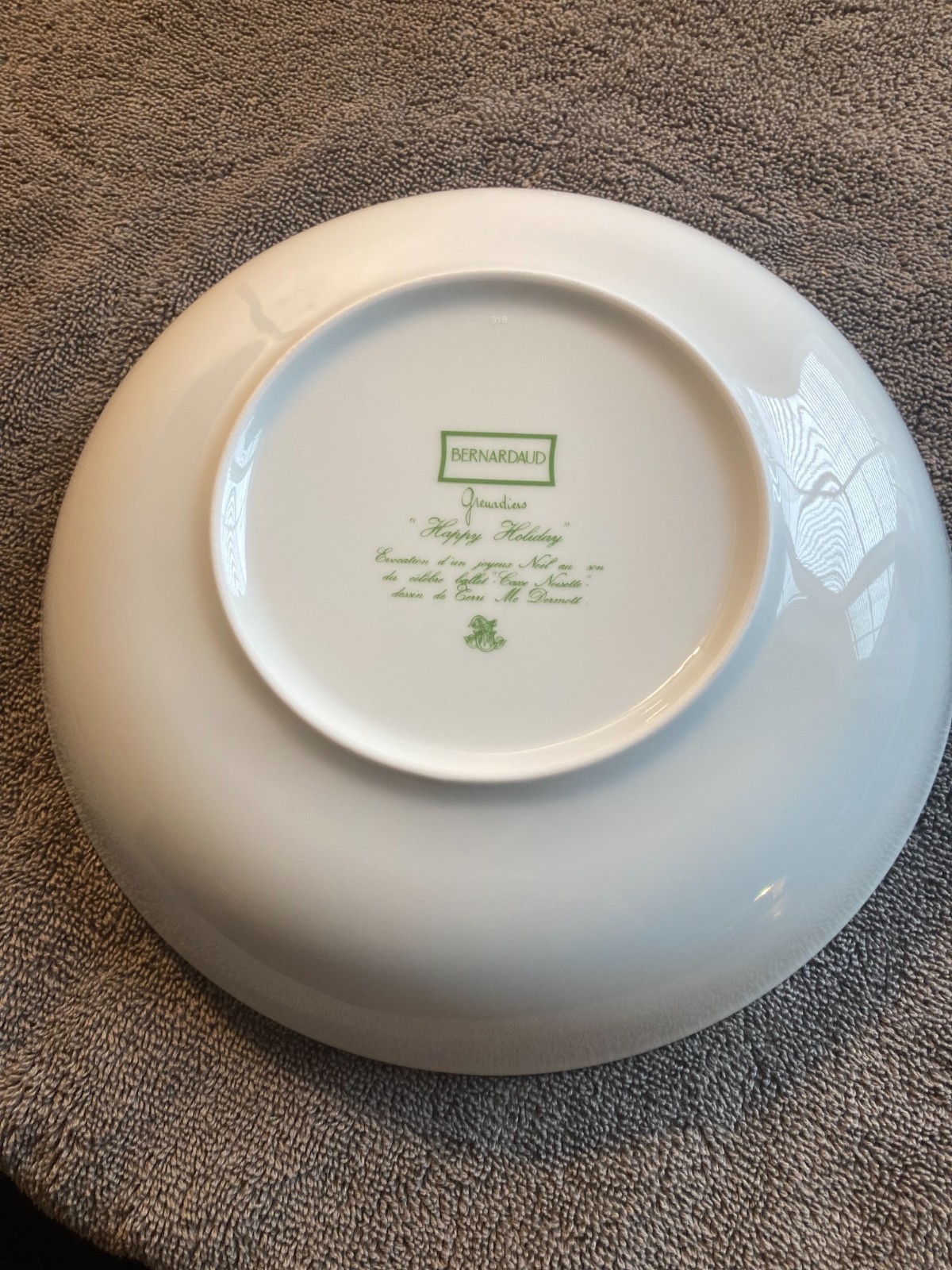 EXCELLENT BERNARDAUD GRENADIERS HAPPY HOLIDAY 9 5/8 ROUND VEGETABLE SERVING BOWL