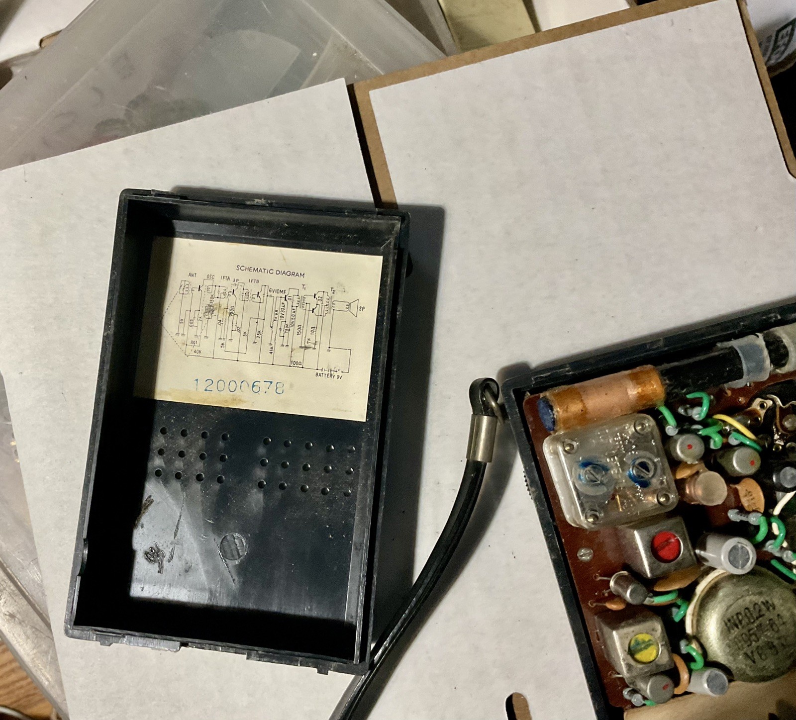 LLYODS SOLID STATE 6 TRANSISTOR RADIO