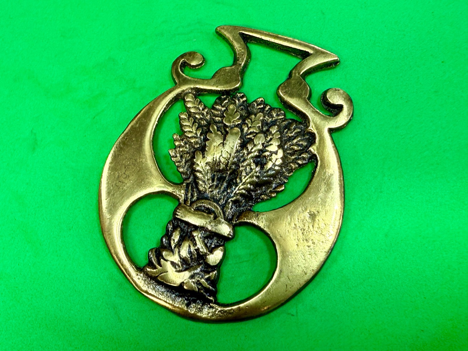 Tied Wheatsheaf Openwork Frame Bridle Harness Horse Saddle Medallion