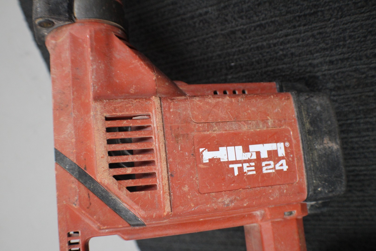 Hilti TE24 - 115V Corded Rotary HAMMER DRILL - W/Hard Shell Case.