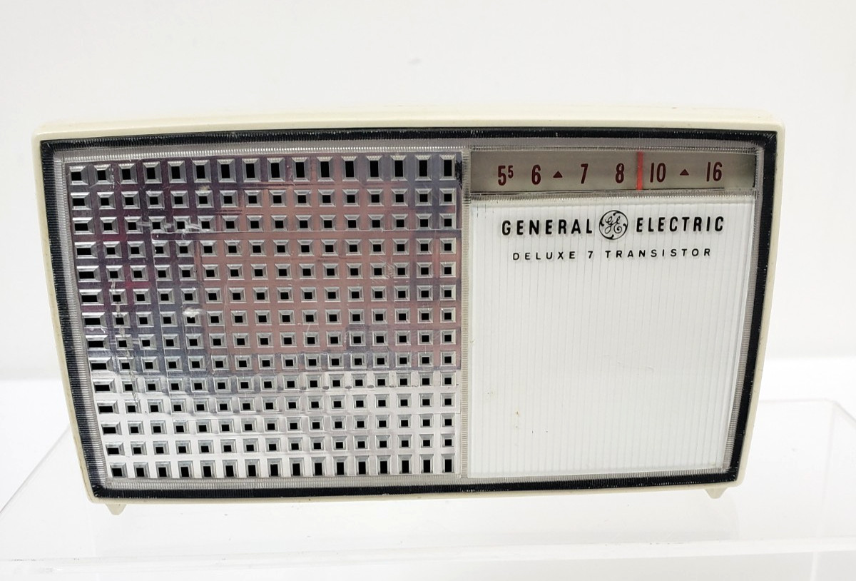 General Electric (GE) Deluxe 7 Transistor Radio Silver cream color UNTESTED