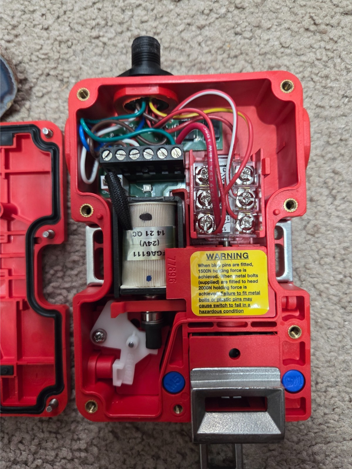 Allen Bradley 440G-T2NBBPH-1L TLS2-GD2 Guard Master Safety Switch 24V Coil