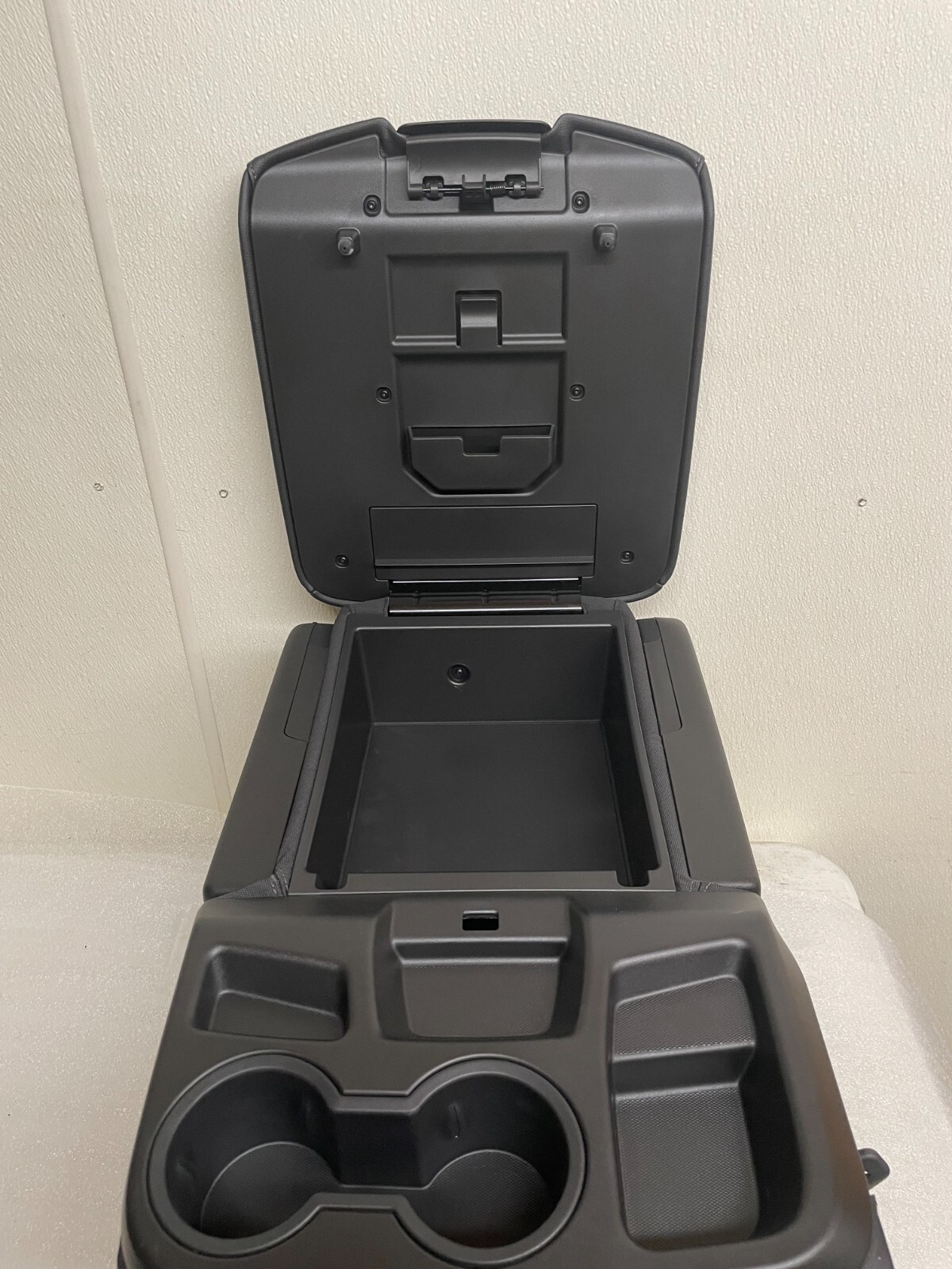 19-23 CHEVROLET TAHOE SILVERADO EBONY CLOTH CENTER JUMP SEAT WITH STORAGE...RARE