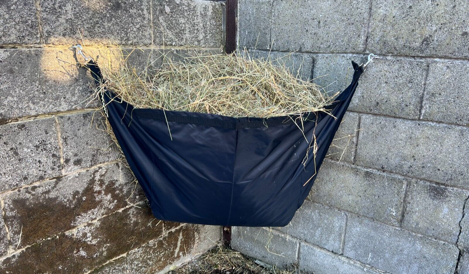 Turners Hay Sling Hay Bar Quick Fill Large Hay Corner Feeder Waterproof Haynet