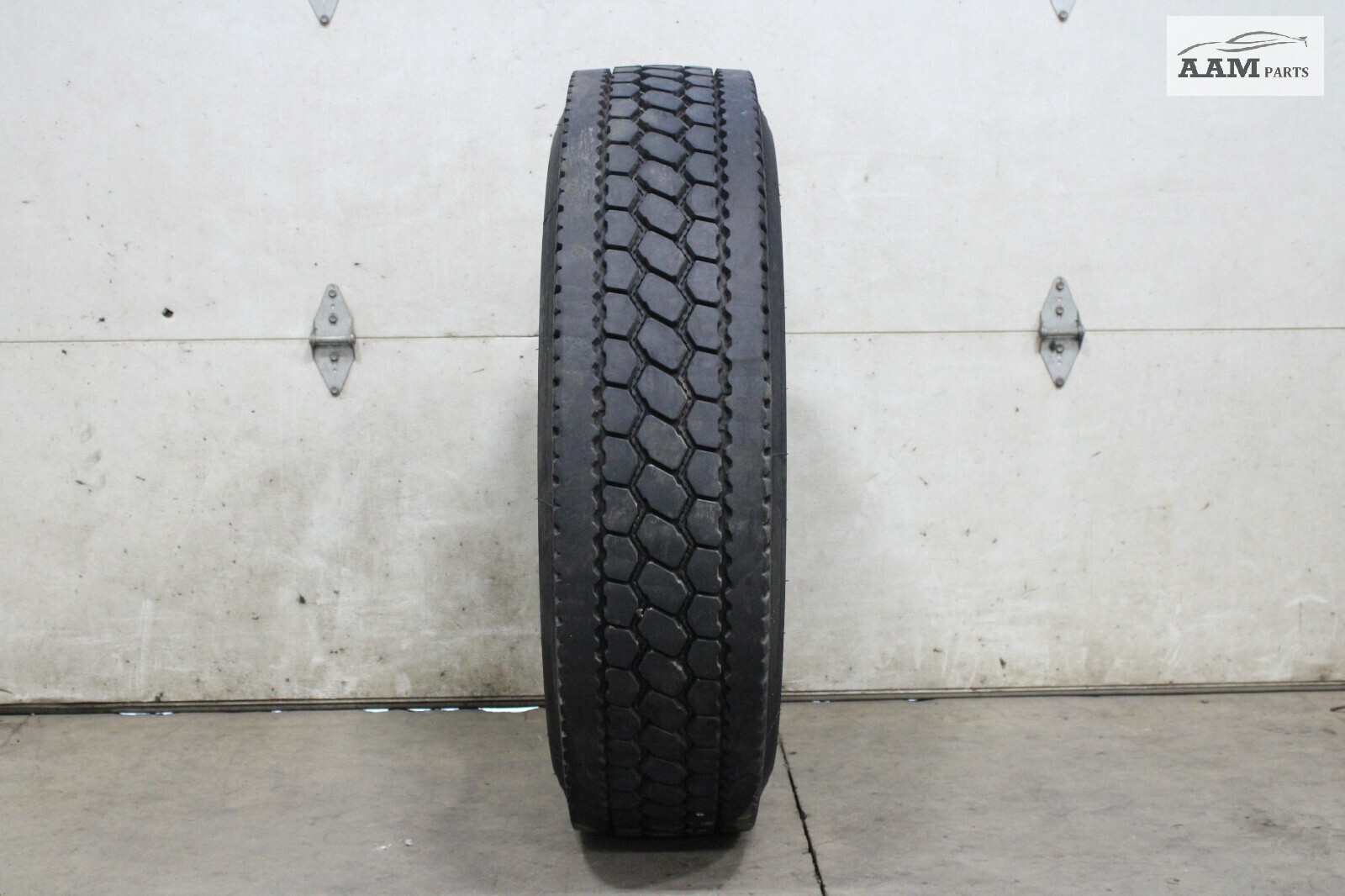 2018-2024 FREIGHTLINER CASCADIA WHEEL TIRE 295/75 R22.5 DOUBLE COIN OEM